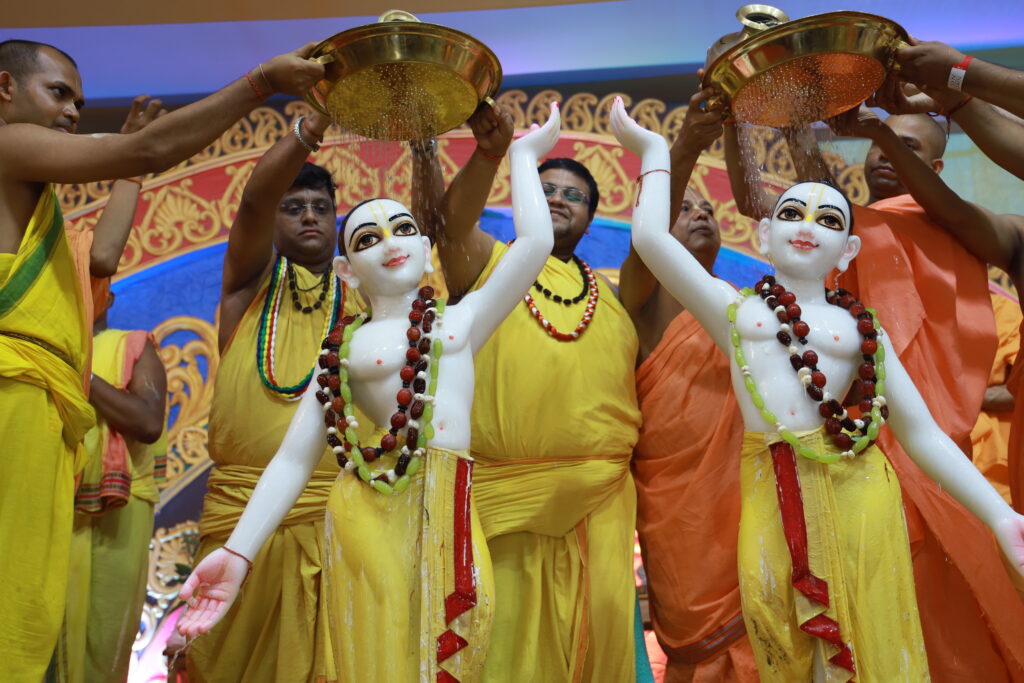 इस्कॉन न्यूटाउन कोलकाता में श्री श्री गौर निताई महा-अभिषेक