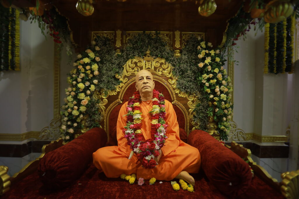 इस्कॉन न्यूटाउन कोलकाता में मंदिर के हॉल में श्रील प्रभुपाद का एक सुंदर विग्रह