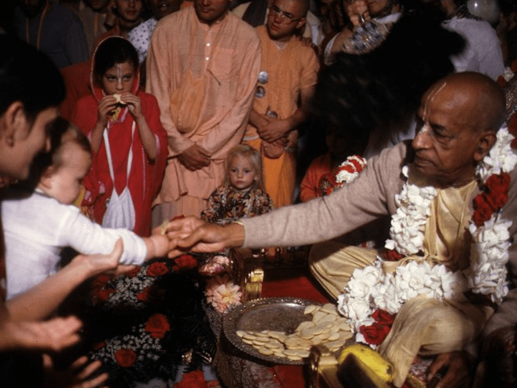 जब बच्चे कृष्णभावनामृत में आनंद पाते हैं, तो वे आसानी से बुरी आदतों को छोड़ देते हैं